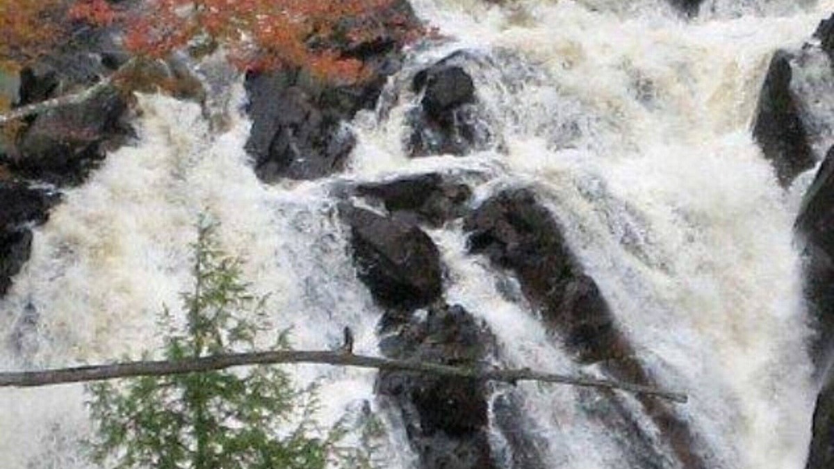 Hill Apartment | Amazingly Beautiful Waterfalls Getaway special winter ski package per month !