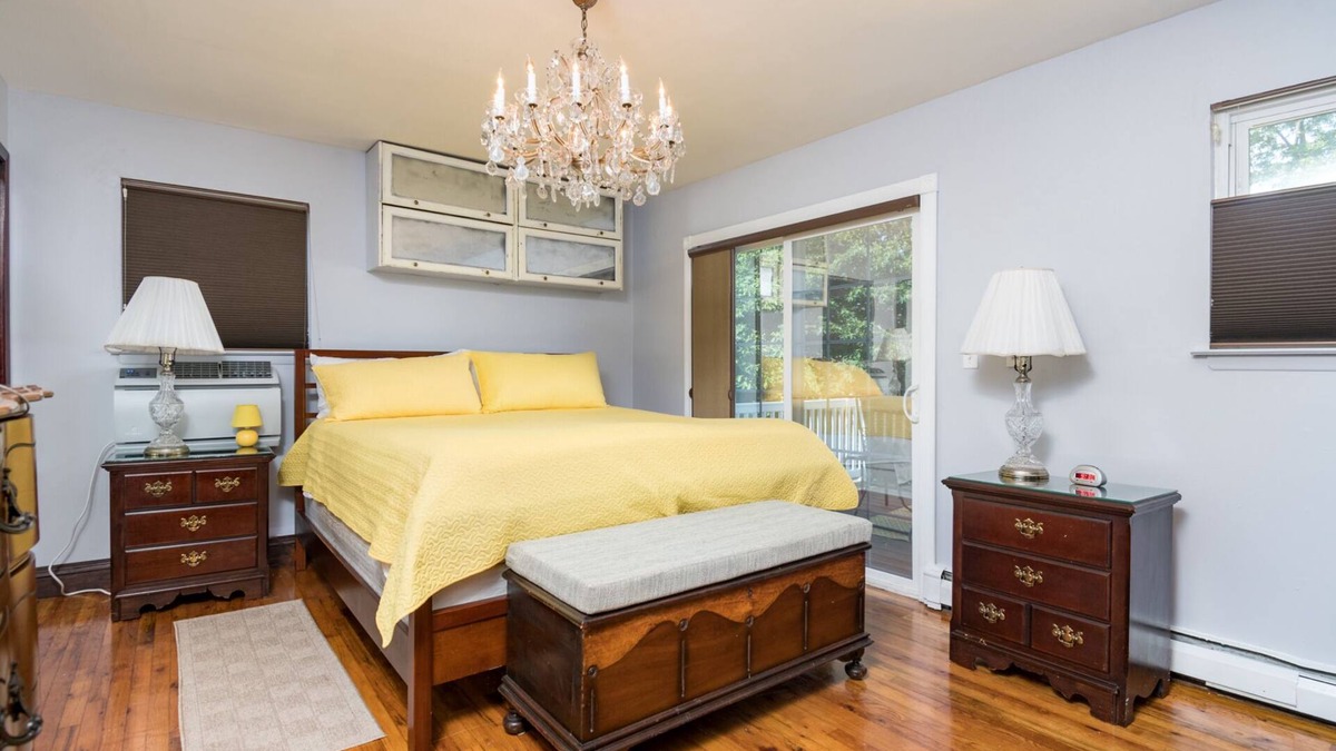 East Massapequa House | AMAZINGLY RELAXING 2nd floor - full 2 BR/Bath/Full kitchen/Diswasher