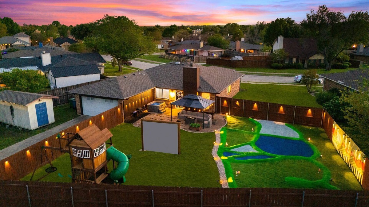 Lewisville House | Amber - Hot Tub | Mini Golf | Playset | Game Room!