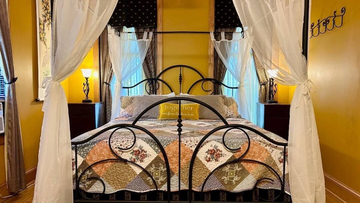 Adamstown Bed & Breakfast | Amber Room at The Amethyst Inn B&B huge jacuzzi room with fireplace in Lancaster