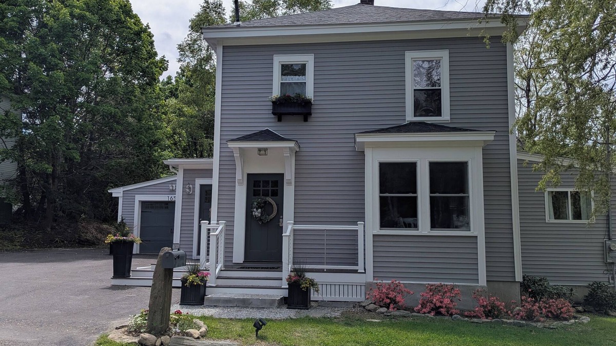 Boothbay Harbor House | Ambleside in Boothbay Harbor Maine! Perfect for Fall Foliage and Gardens Aglow!