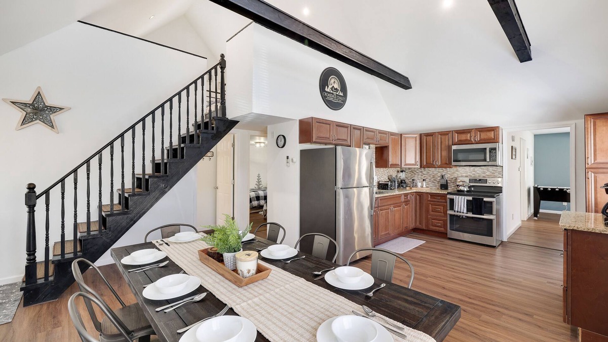 Thornhurst Ski Chalet | Amenity Filled Private Getaway on a cul-de-sac w/AC, King Bed, Fire Pit & Games