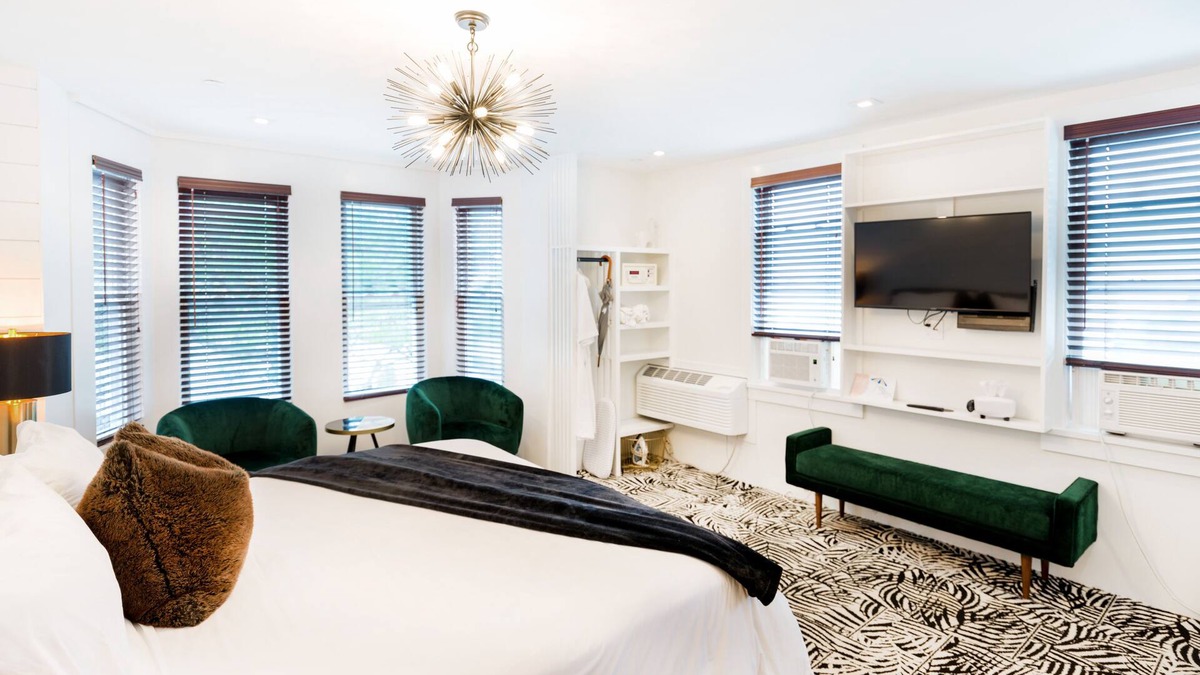 Greenport Hotel | American Beech in Greenport - Deluxe King Suite 11