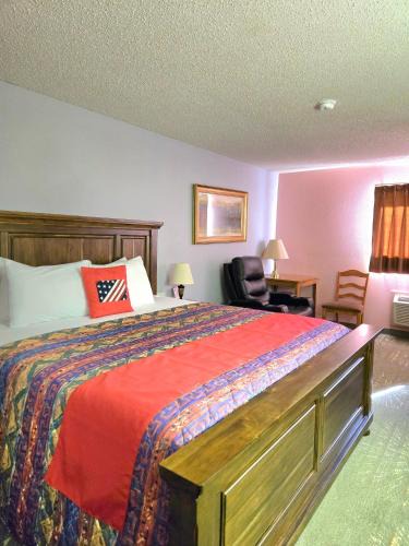 Ozark Hotel | American Inn Ozark