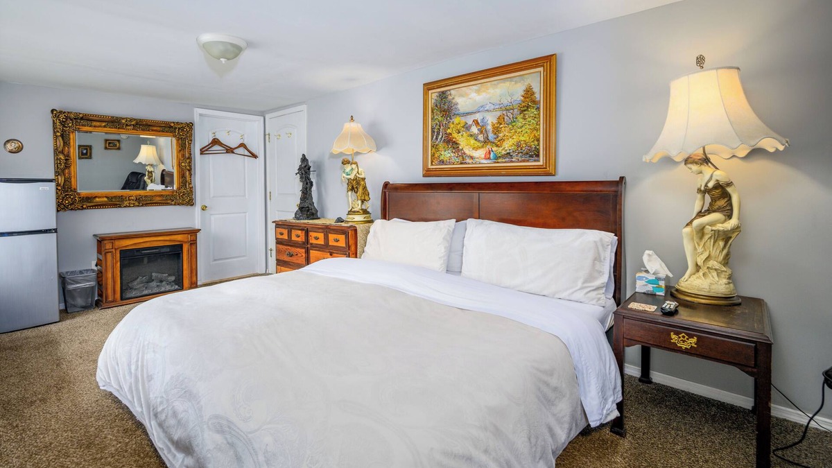 Maplecrest Bed & Breakfast | Americana Room. Elegant room with a King-Size bed, en suite bathroom, and mountain views. Sleeps 2. A gourmet breakfast is FREE and served fresh each morning. Americana Room is located on the second floor of Mountain Treasure Bed and Breakfast