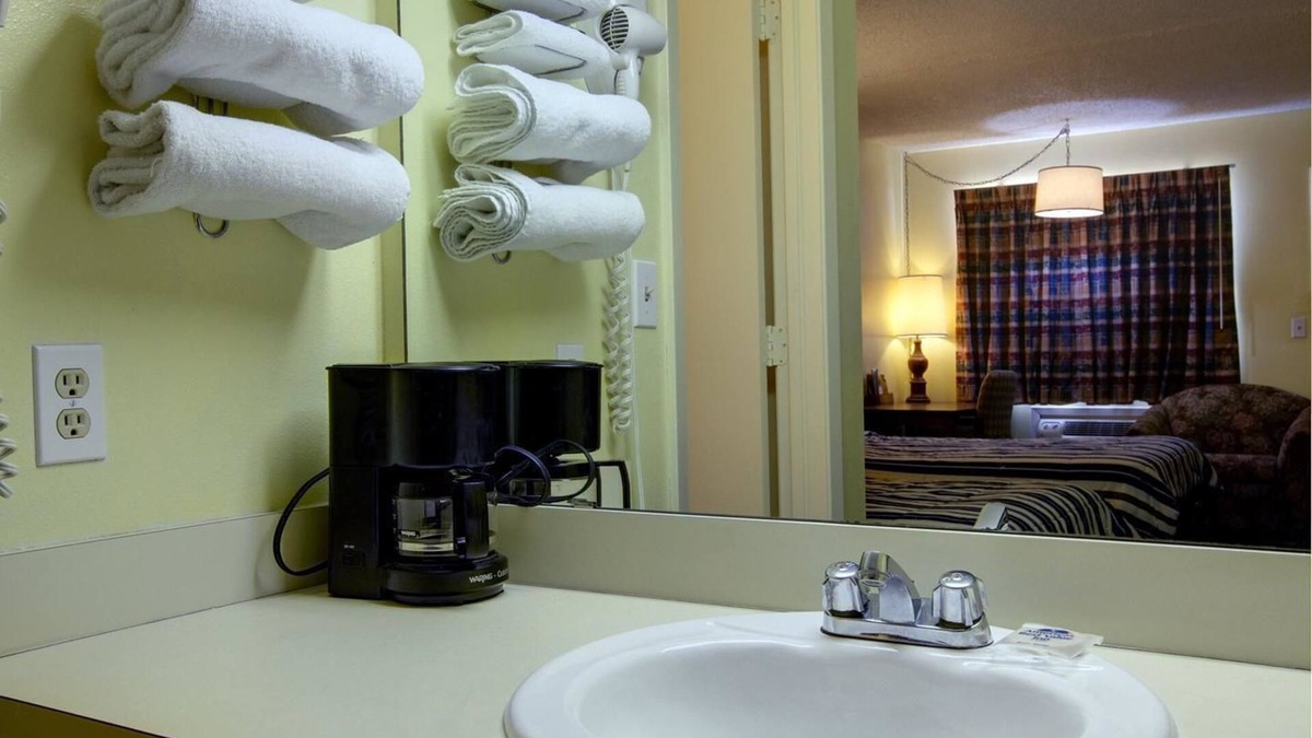 Comanche Hotel | Americas Best Value Inn Comanche