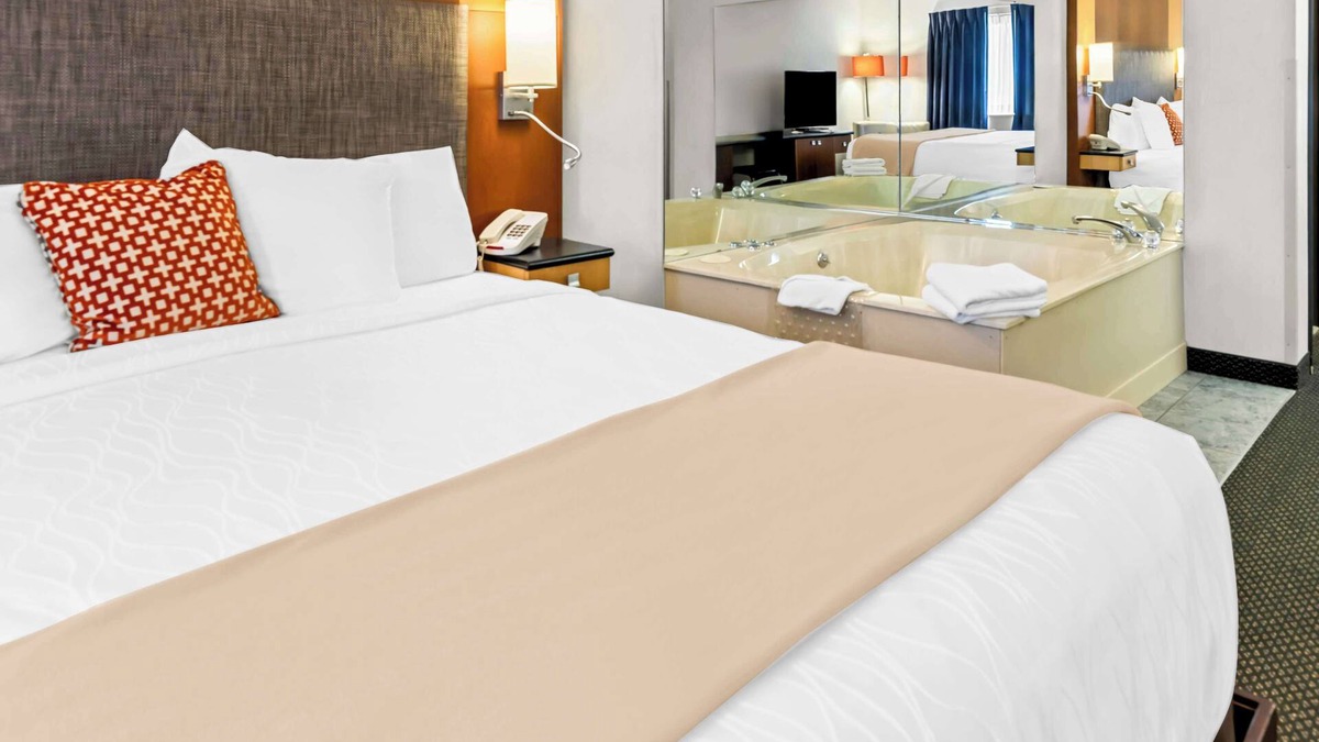 Newberry Hotel | Americas Best Value Inn Tahquamenon Country