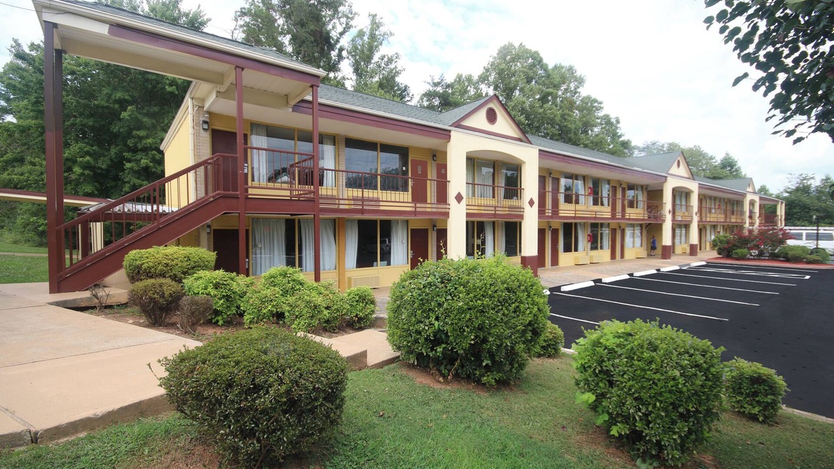 Pilot Mountain Hotel | Americas Best Value Inn Pilot Mountain