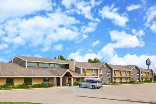 Clear Lake Hotel | AmericInn by Wyndham Clear Lake