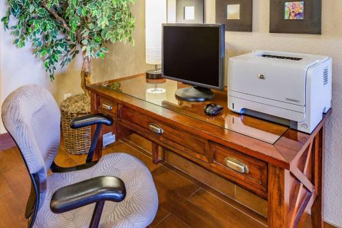 Greater South Side Hotel | AmericInn by Wyndham Des Moines Airport