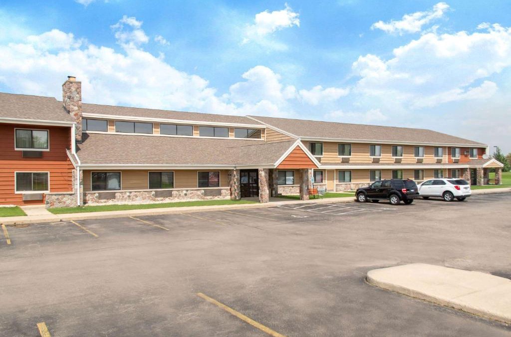 Elkhorn Hotel | AmericInn by Wyndham Elkhorn Near Lake Geneva