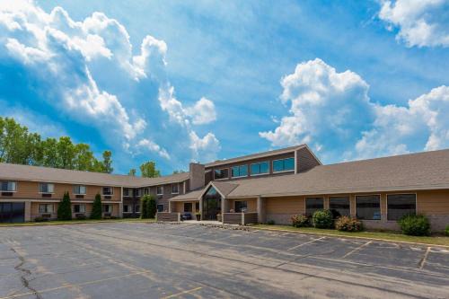 Hartford Hotel | AmericInn by Wyndham Hartford WI