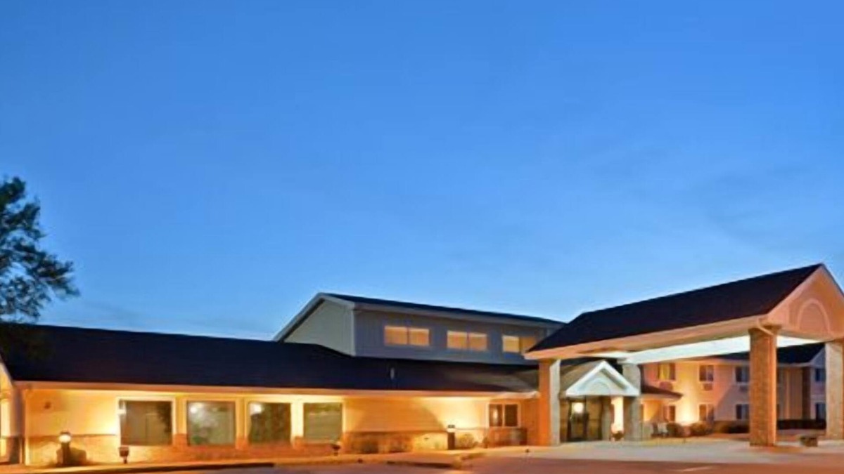 Manitowoc Hotel | AmericInn by Wyndham Manitowoc