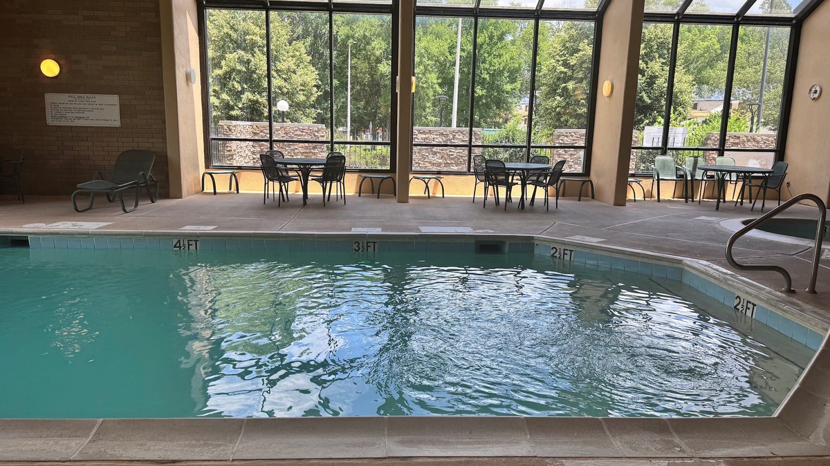 Ellendale Hotel | AmericInn by Wyndham Memphis East
