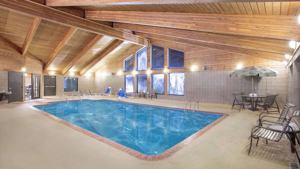 Muscatine Hotel | AmericInn by Wyndham Muscatine