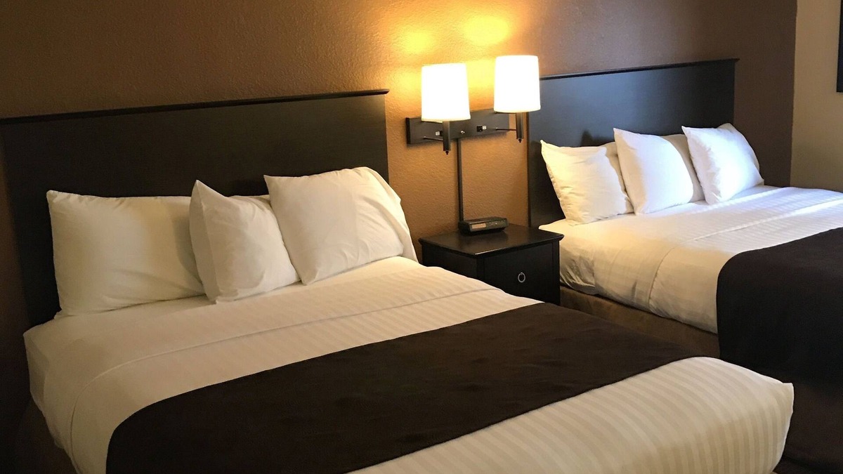 West Bend Hotel | AmericInn by Wyndham West Bend
