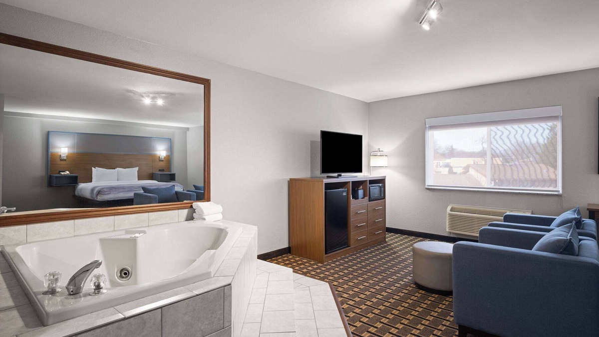 Woodstock Hotel | AmericInn by Wyndham Woodstock IL