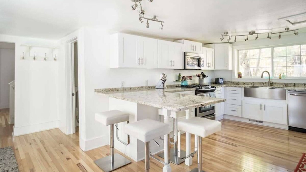 Elk Rapids House | Ames Cottage in Elk Rapids - Dog Friendly and Great Location!