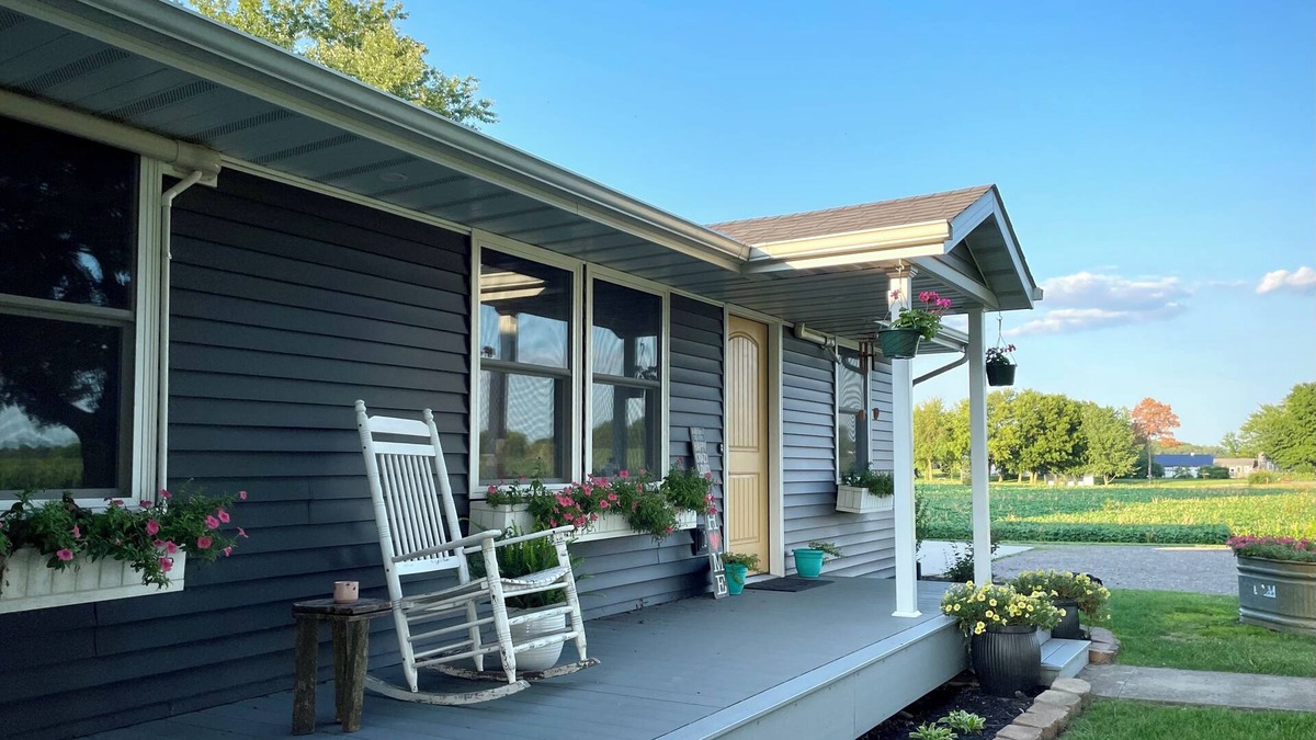 Shipshewana House | Amish Farm Country | Sleeps 18 | Quiet Getaway