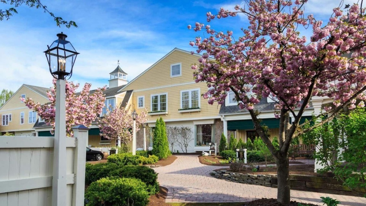 Leacock-Leola-Bareville Hotel | Amish Inspired Lodging in Historic Hotel -4Star -Spa & Pool