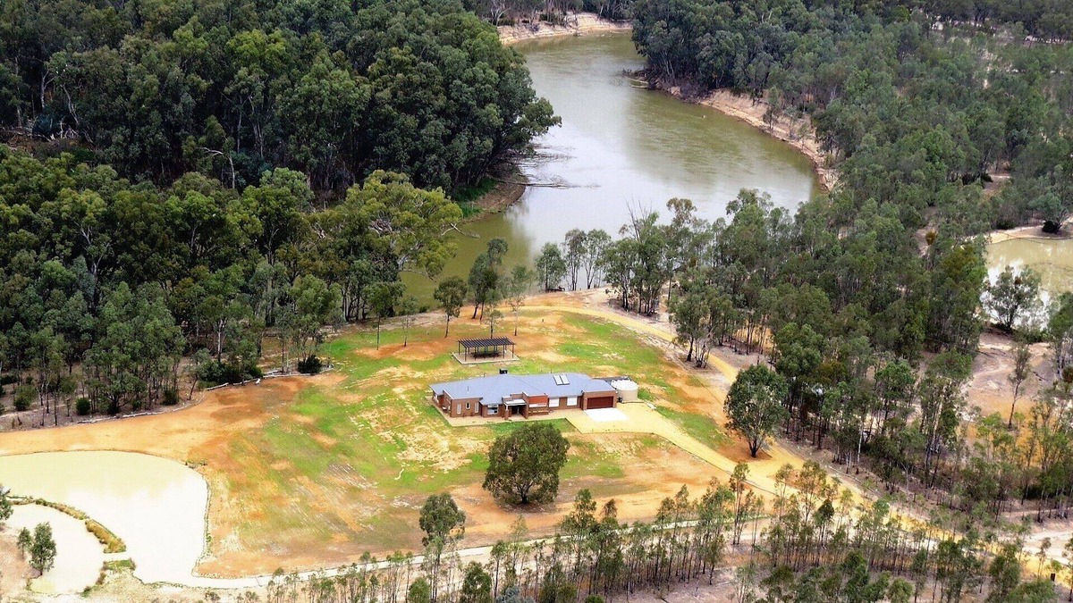 Moama House | Ammia Bend - 6 Bedrooms -Right on the Murray- Sleeps 12 Guests.