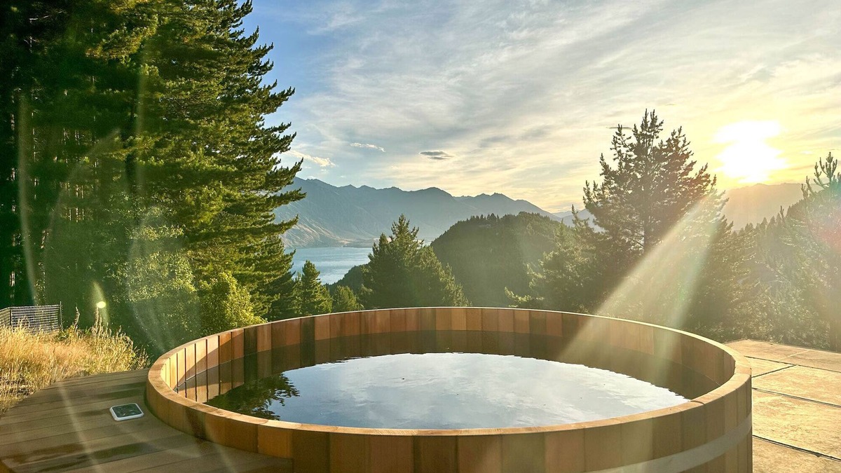 Queenstown Apartment | Amongst the pines, 2 bedroom bach, Stellar Views