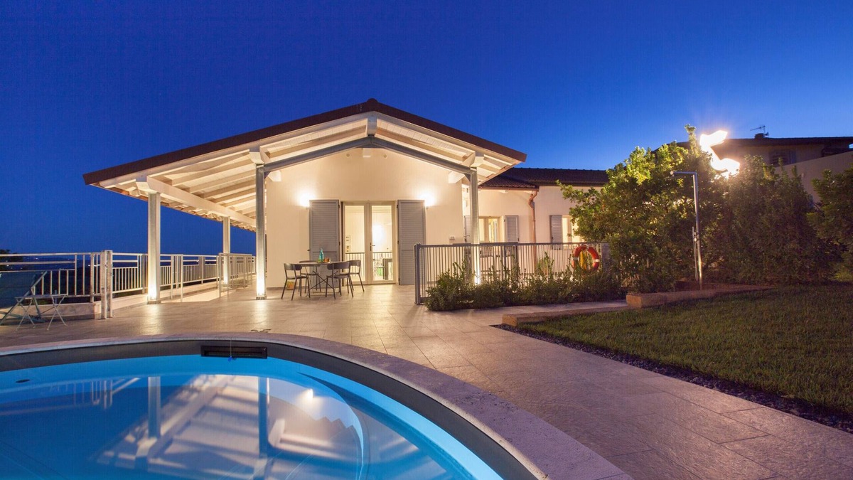 Campagnatico Villa | AMORE RENTALS - Ambretta Villa with Private Pool, Garden and Barbecue