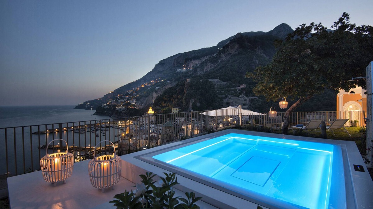 Amalfi Villa | AMORE RENTALS - Palazzo della Storia with Sea View, Jacuzzi, Terraces, Breakfast and Air Conditioning