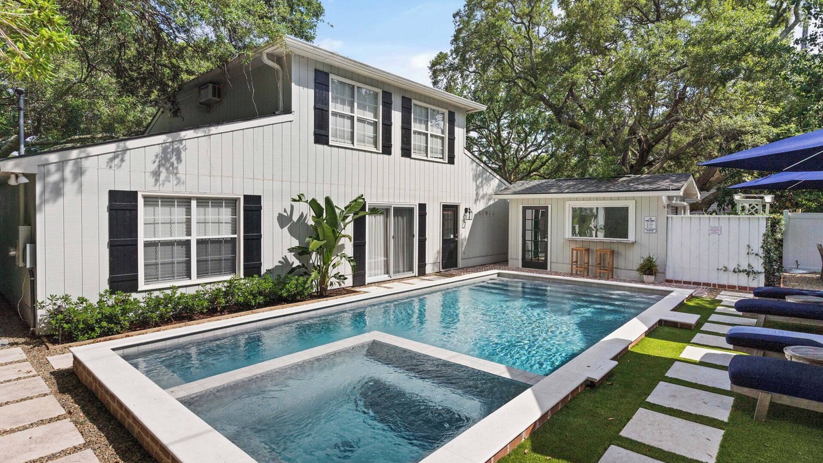 East Beach House | AmoroSEA, in the heart of East Beach with Pool, sleeps 13