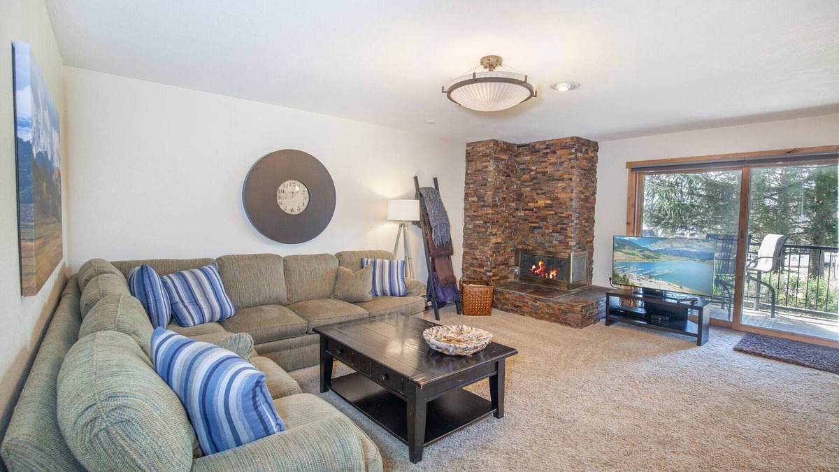 Dillon Condo | Amphitheater | Hot Tub–Pool, Lake, 3BR