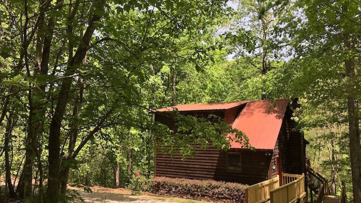 Clarkesville Cabin | Amy`s Creek 2 | 2BR Cabin, Dog friendly with Creekside and Hot Tub, Near Helen