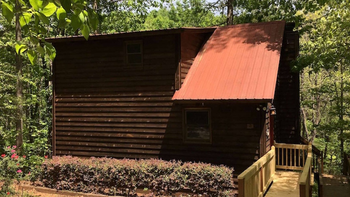Clarkesville Cabin | Amy's Creek 2 - Dog Friendly Cabin with Creekside Views and Hot Tub
