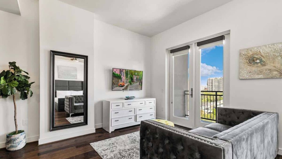 Uptown Apartment | Amyfinehouse |Cozy Studio|Pool+Patio+Wifi+Parking