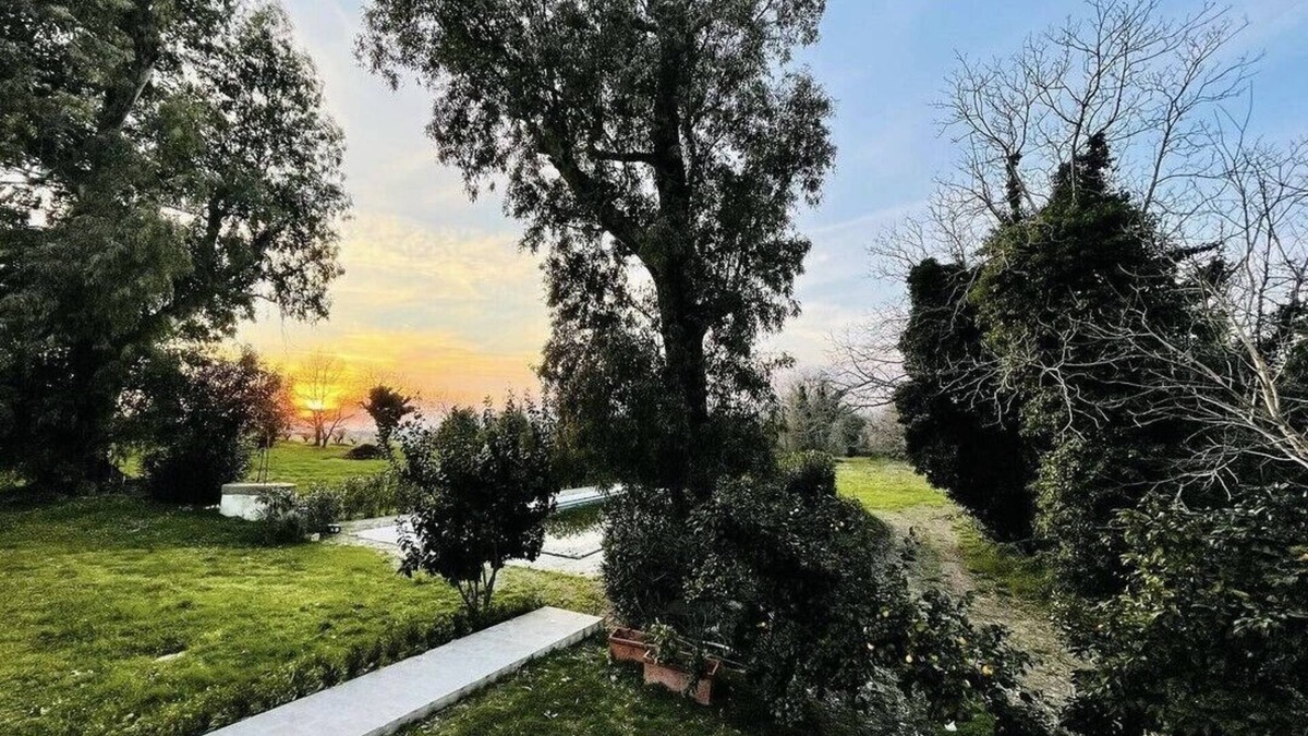 Sessa Aurunca House | An 18th century "manger" overlooking an ancient Roman Bridge.