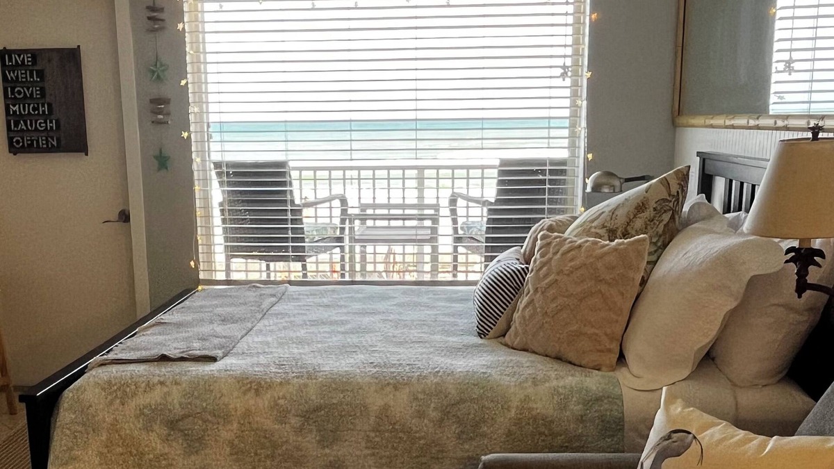 Lenox Park Apartment | An adorable, direct oceanfront front studio with a large private balcony.