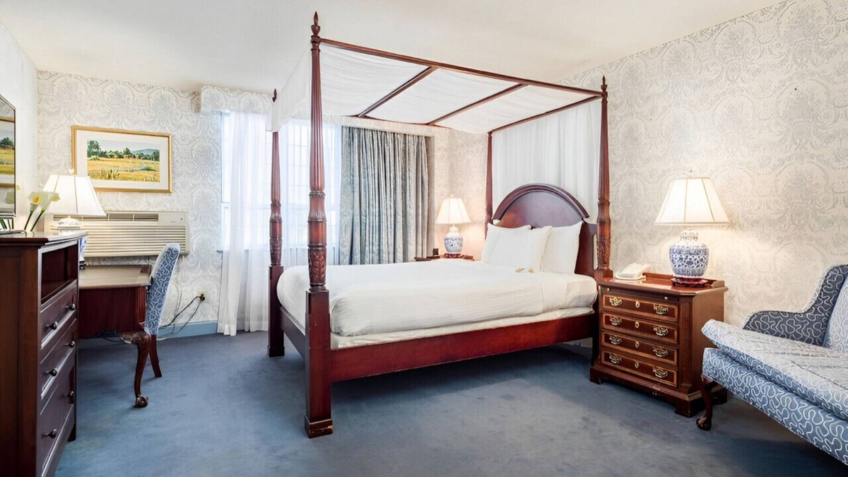 Farmington House | An Amazing Location with an Exquisite Ambiance!