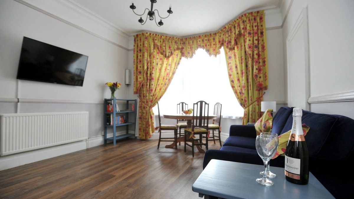 Cheltenham Cottage | An apartment that sleeps 4 guests in 1 bedroom