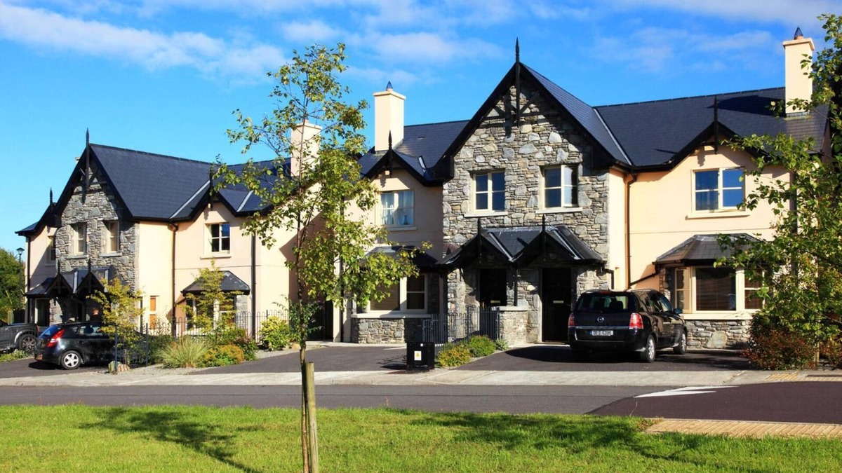 Kenmare House | An ardmullen 3 bed oak that sleeps 6 guests in 3 bedrooms
