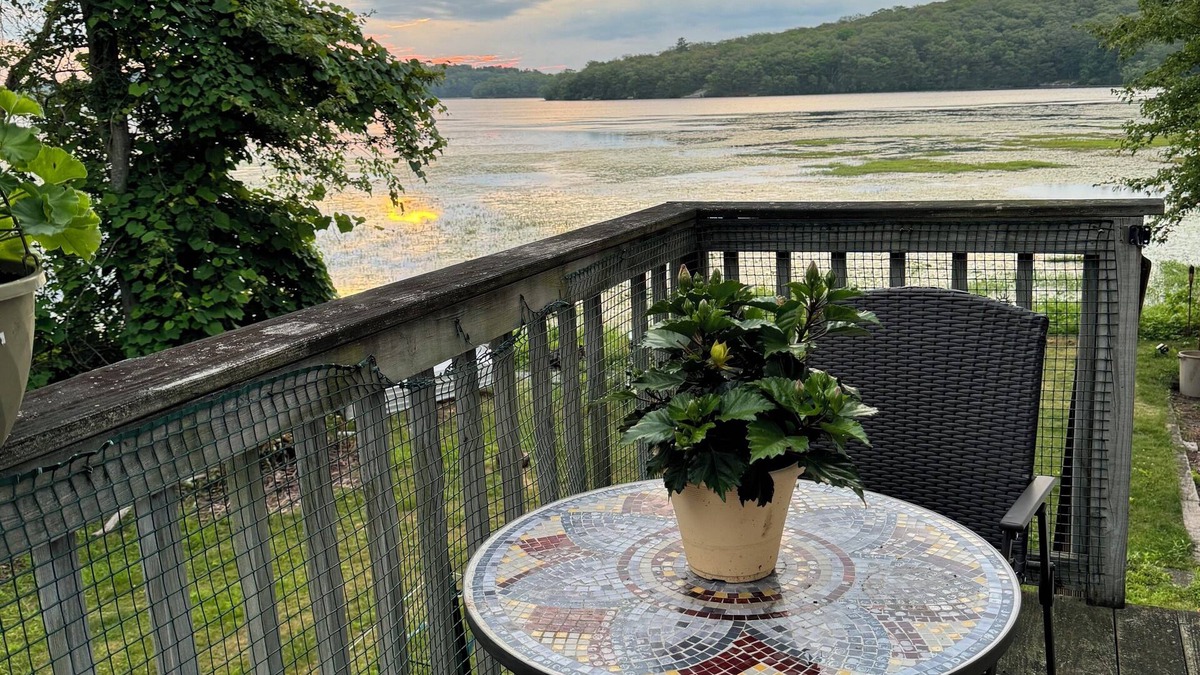 Monroe House | An Artistic Lake House, Spacious 3-bedroom house with , fitness room in Monroe