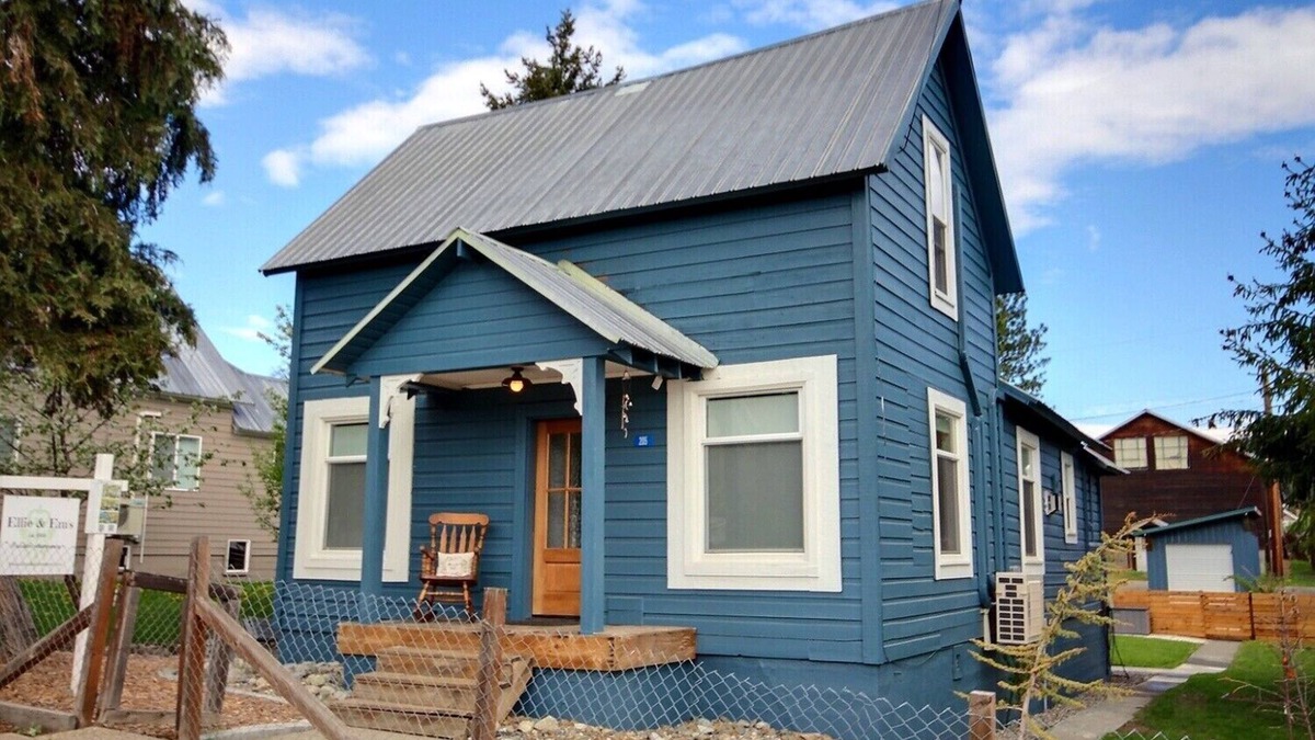 Roslyn House | An authentic downtown Roslyn home! Walk everywhere, pets welcome!