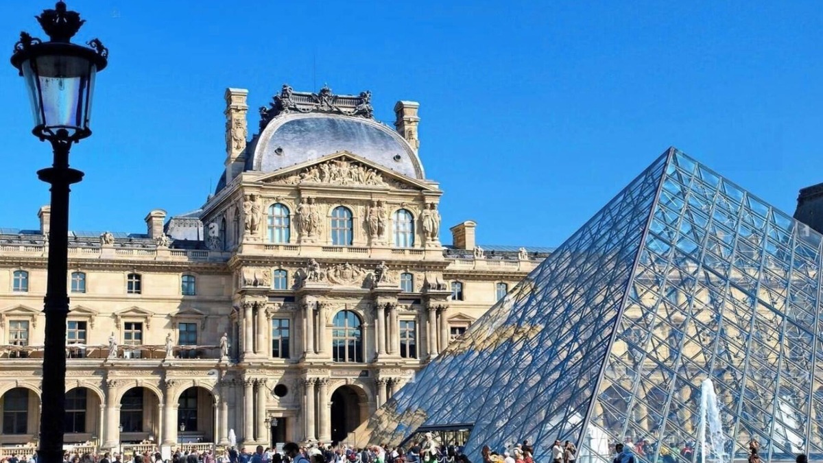 Vivienne Apartment | AN AUTHENTIC PARISIAN RETREAT NEXT TO LOUVRE ,TUILERIES GARDENS & PALAIS ROYAL