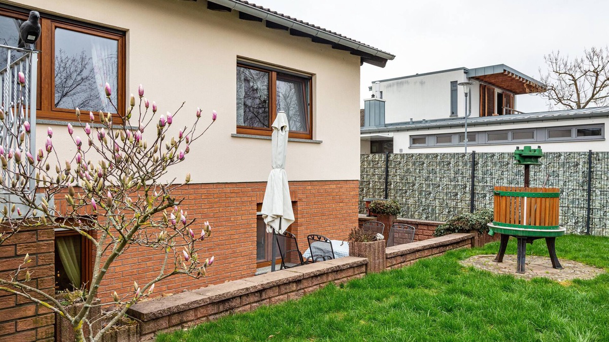 Mainz-Bingen Apartment | "An den Weinbergen" with Wi-Fi