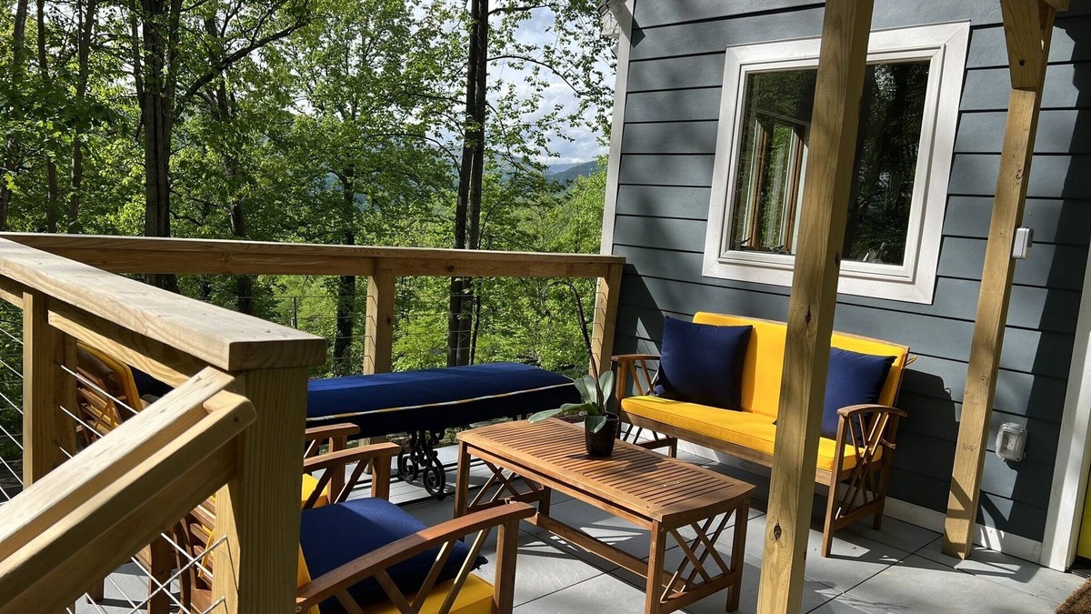 Hood Cottage | An elegantly appointed house tucked in the Virginia Mountainside.