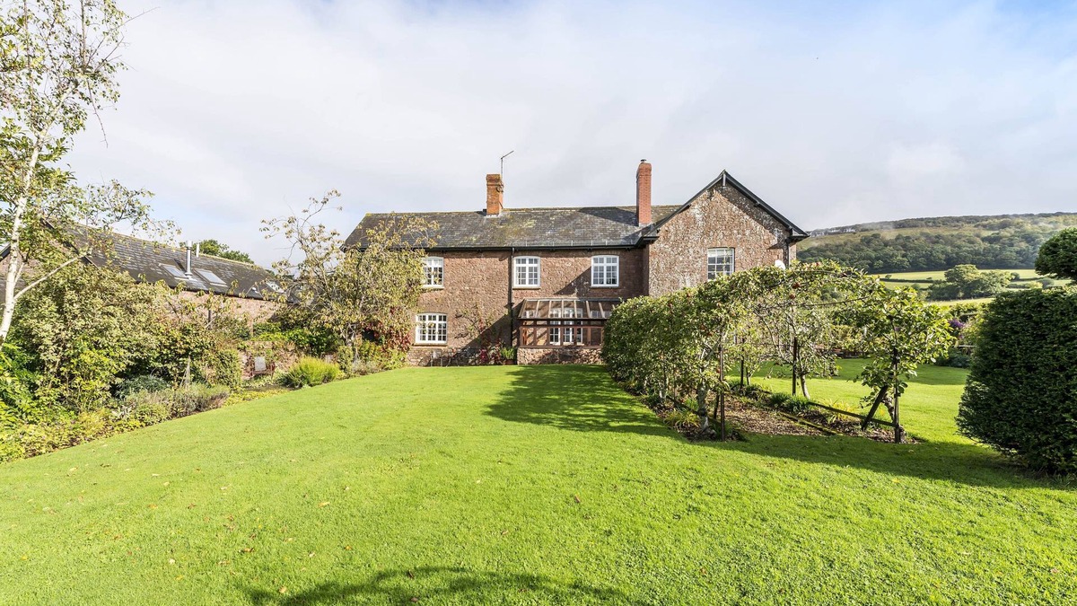 Kingston St Mary House | An exceptionally spacious holiday home overlooking a beautiful rural valley.