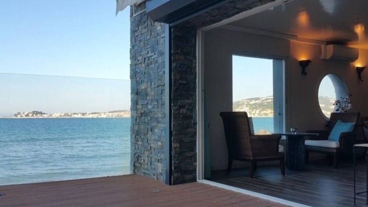 Sanary-sur-Mer Apartment | An exceptional location for this waterfront apartment in Sanary