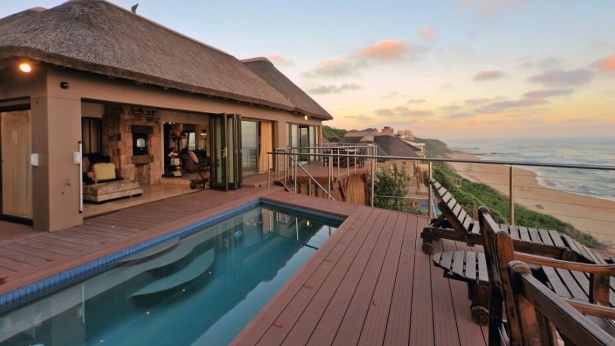 Wilderness House | An exclusive and vast four bedroom/four bathroom house on the beach front