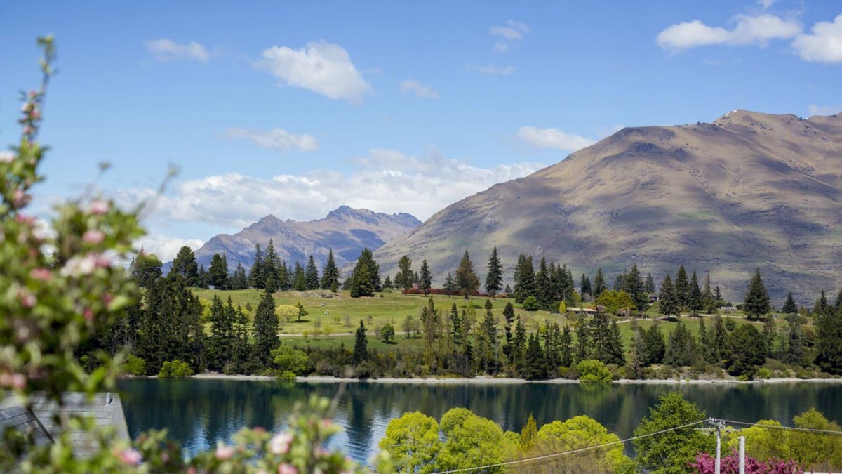 Queenstown House | An exquisite one-bedroom home away from home in Queenstown!