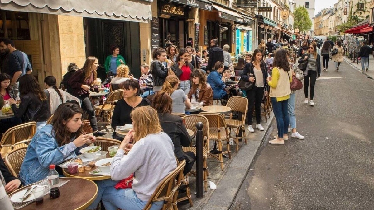 Marais Apartment | AN ICONIC PLACE IN AN ICONIC LOCATION AT RUE MALHER - LE MARAIS