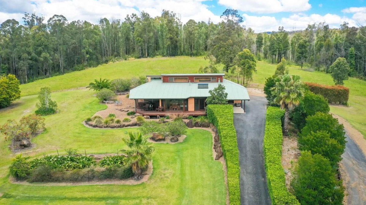 Possum Brush House | An idyllic, secluded luxury house with a panoramic views.