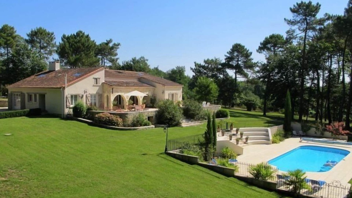 Sauveterre-De-Guyenne Villa | An immaculate family- friendly villa in the Entre-deux-Mers
